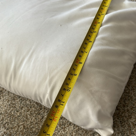 Three pillow inserts - Picture 4 of 4